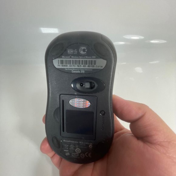 Microsoft 1067 Black/Silver Wireless Digital Optical Mouse 2000 - Picture 3 of 6